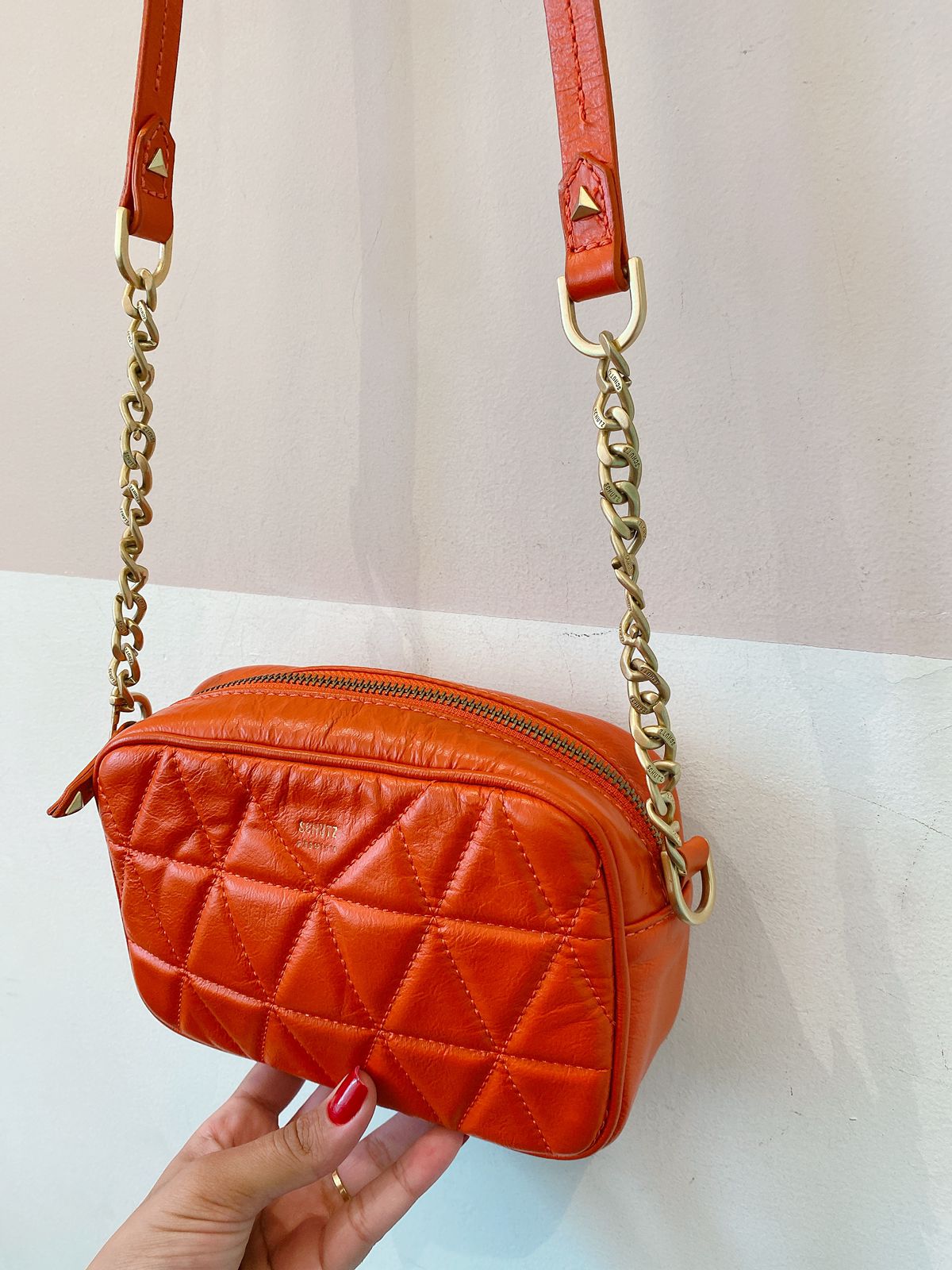 Bolsa tiracolo matelassê laranja Schutz - Imagem 2