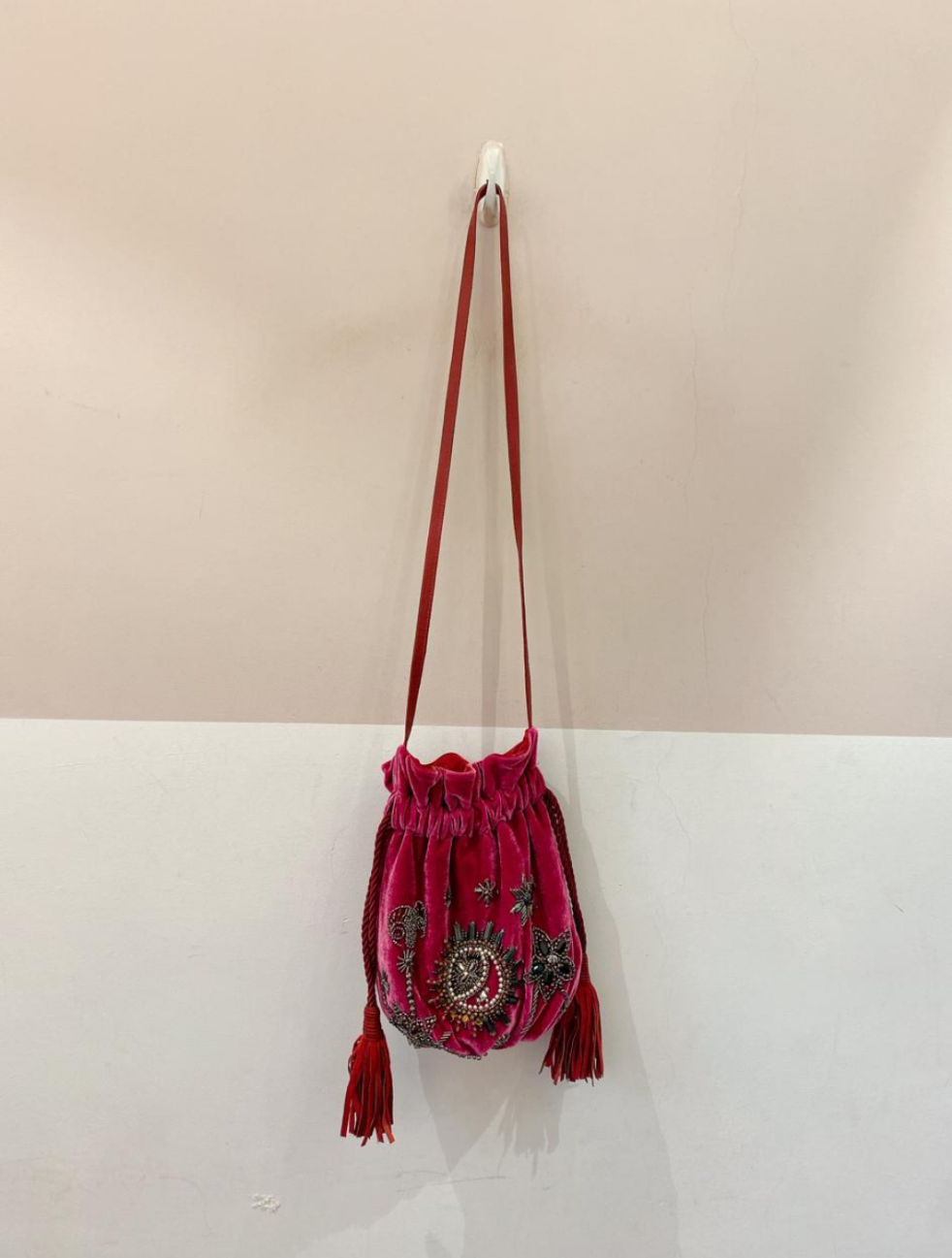 Bolsa veludo fucsia bordada Eliza Conde - Imagem 2