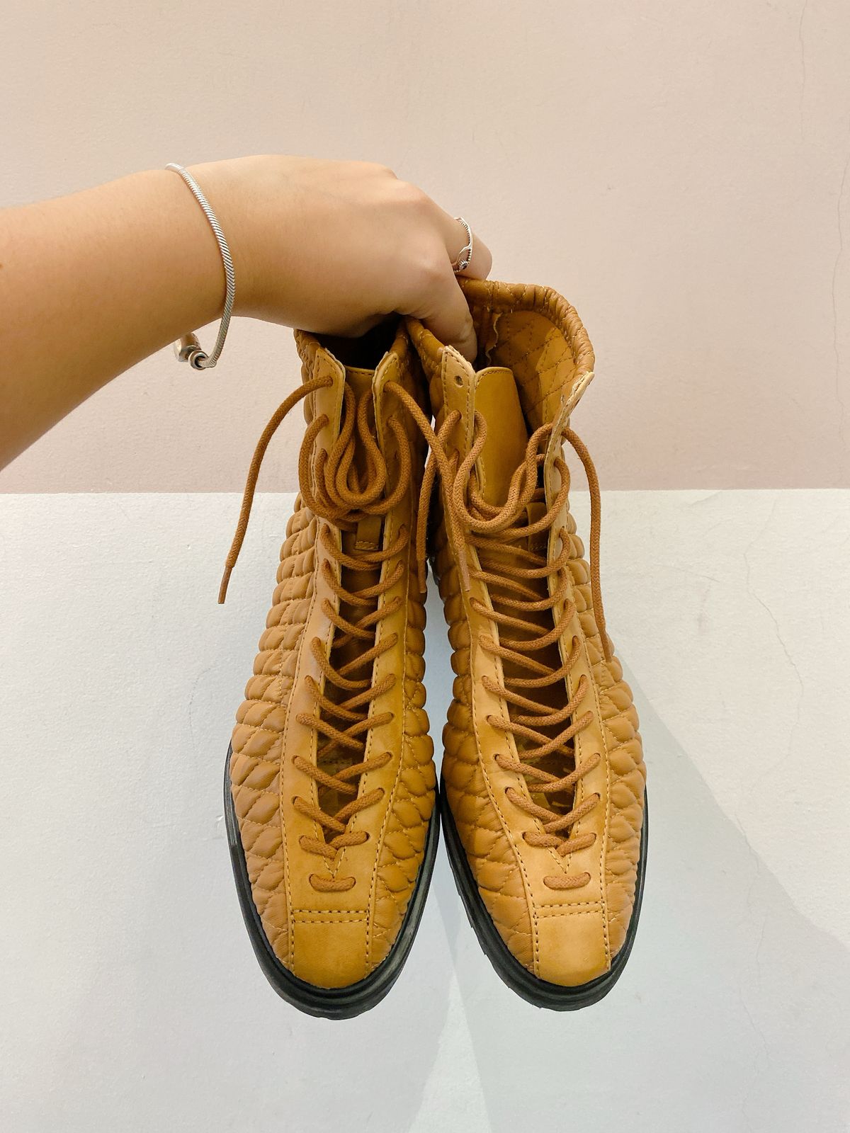 Bota caramelo matelassê Schutz 35 - Imagem 2