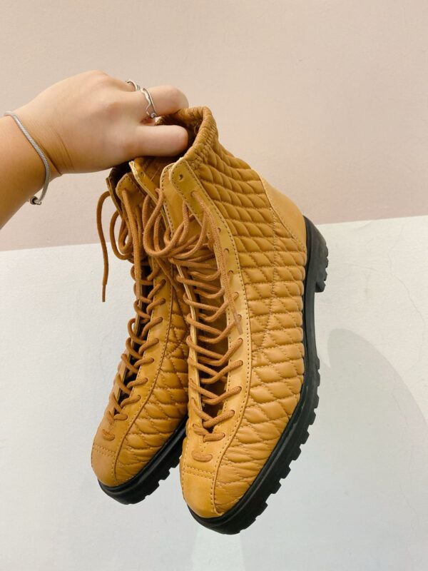 Bota caramelo matelassê Schutz 35 - Imagem 5