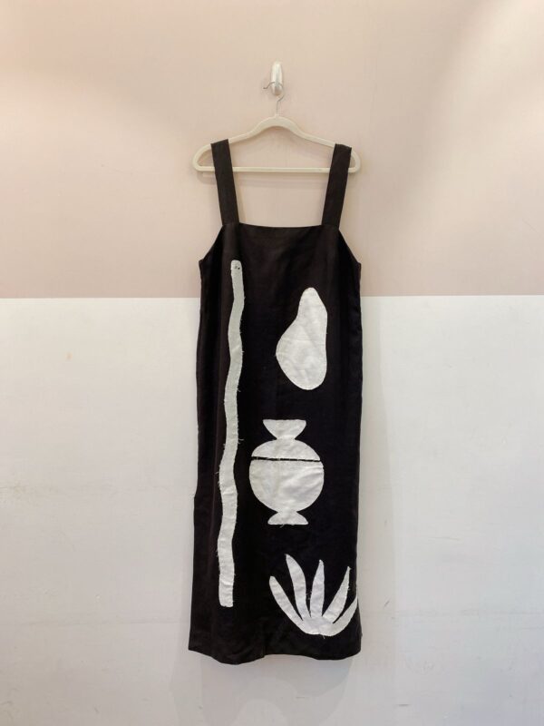 Vestido midi preto bordados Wai Wai + Betina M