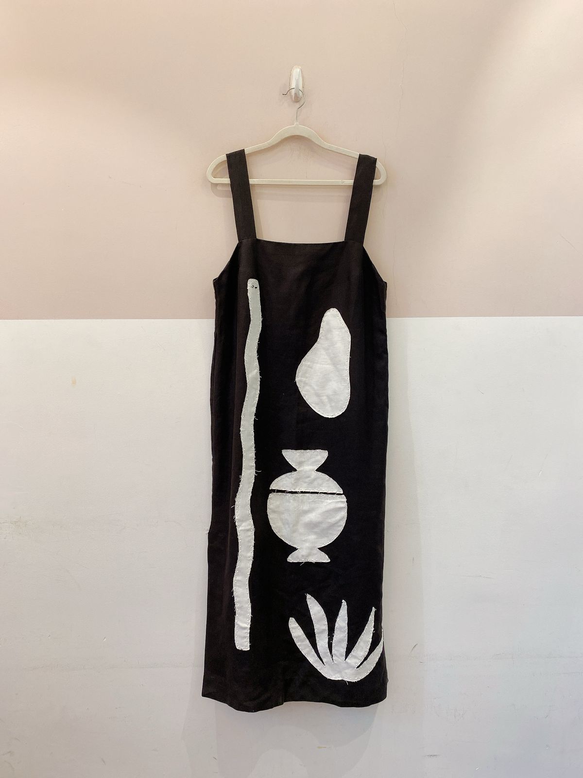 Vestido midi preto bordados Wai Wai + Betina M - Imagem 2