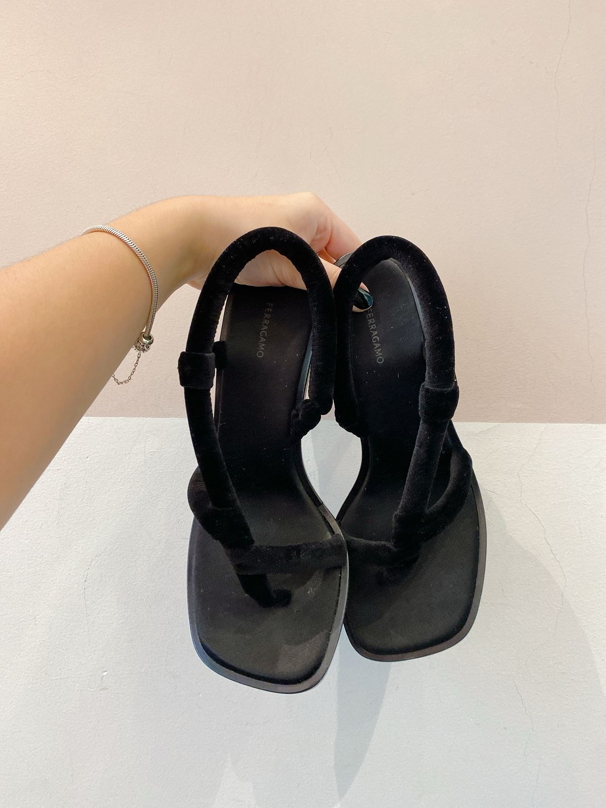 Sandália preta Ferragamo 37 - Imagem 2