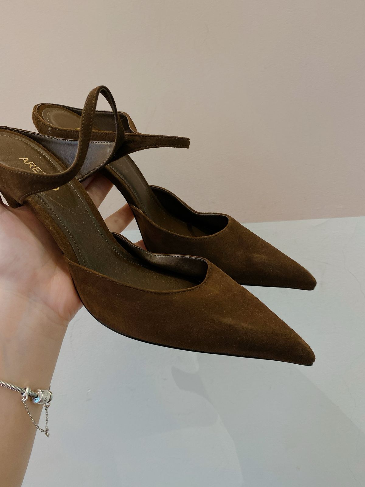 Scarpin marrom Arezzo 37 - Imagem 4