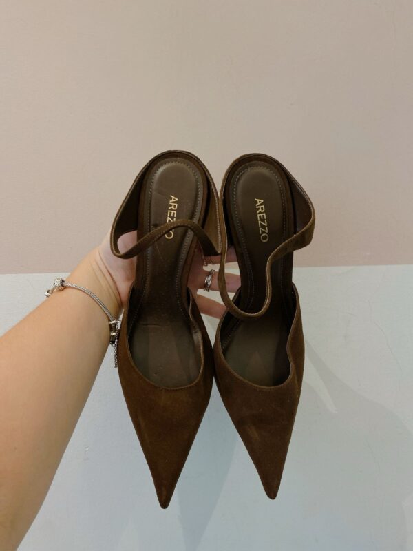 Scarpin marrom Arezzo 37