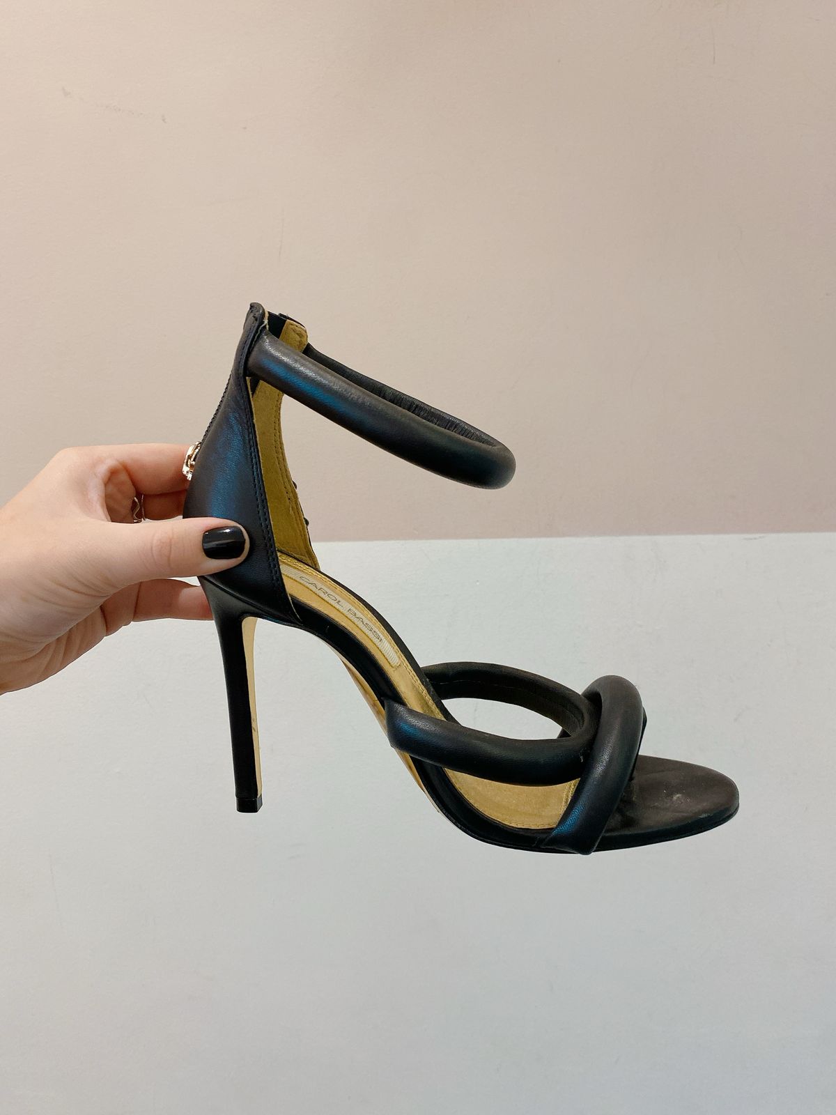 Sandália preta Carol Bassi 39 - Imagem 4