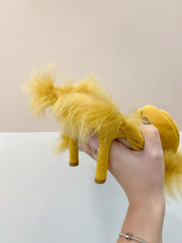 Sandália mostarda flor Burberry 37 - Imagem 5