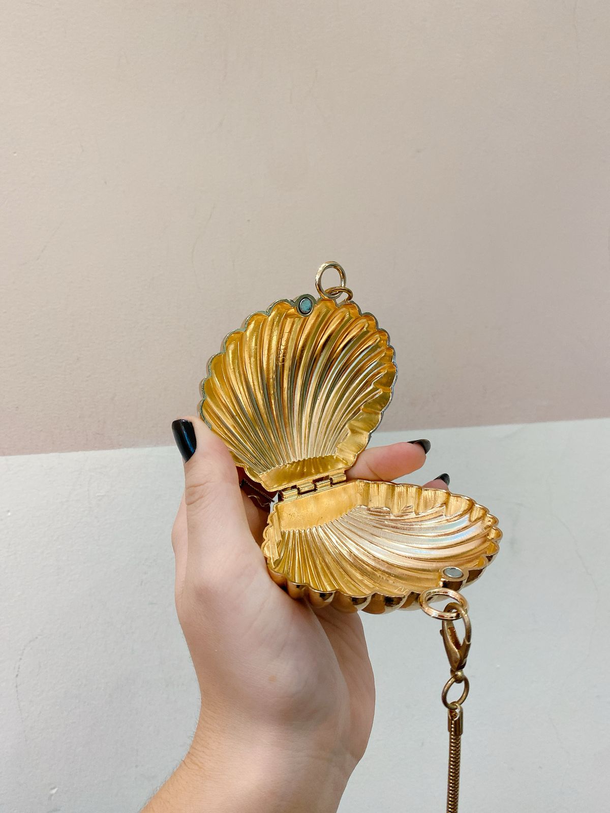 Bolsinha dourada concha - Imagem 4
