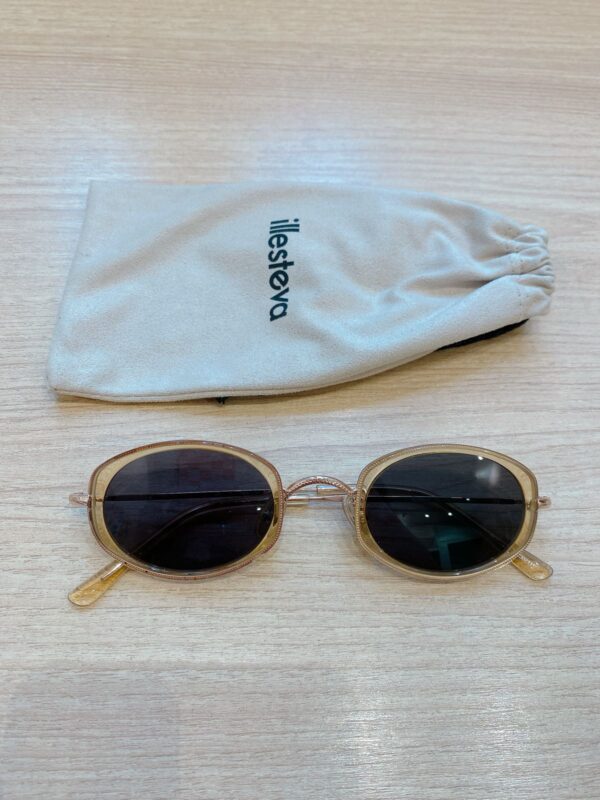 Óculos oval Illesteva