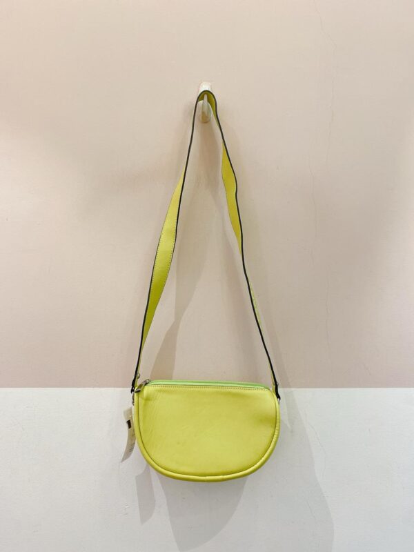 Bolsinha couro tiracolo lima Loucos e Santos