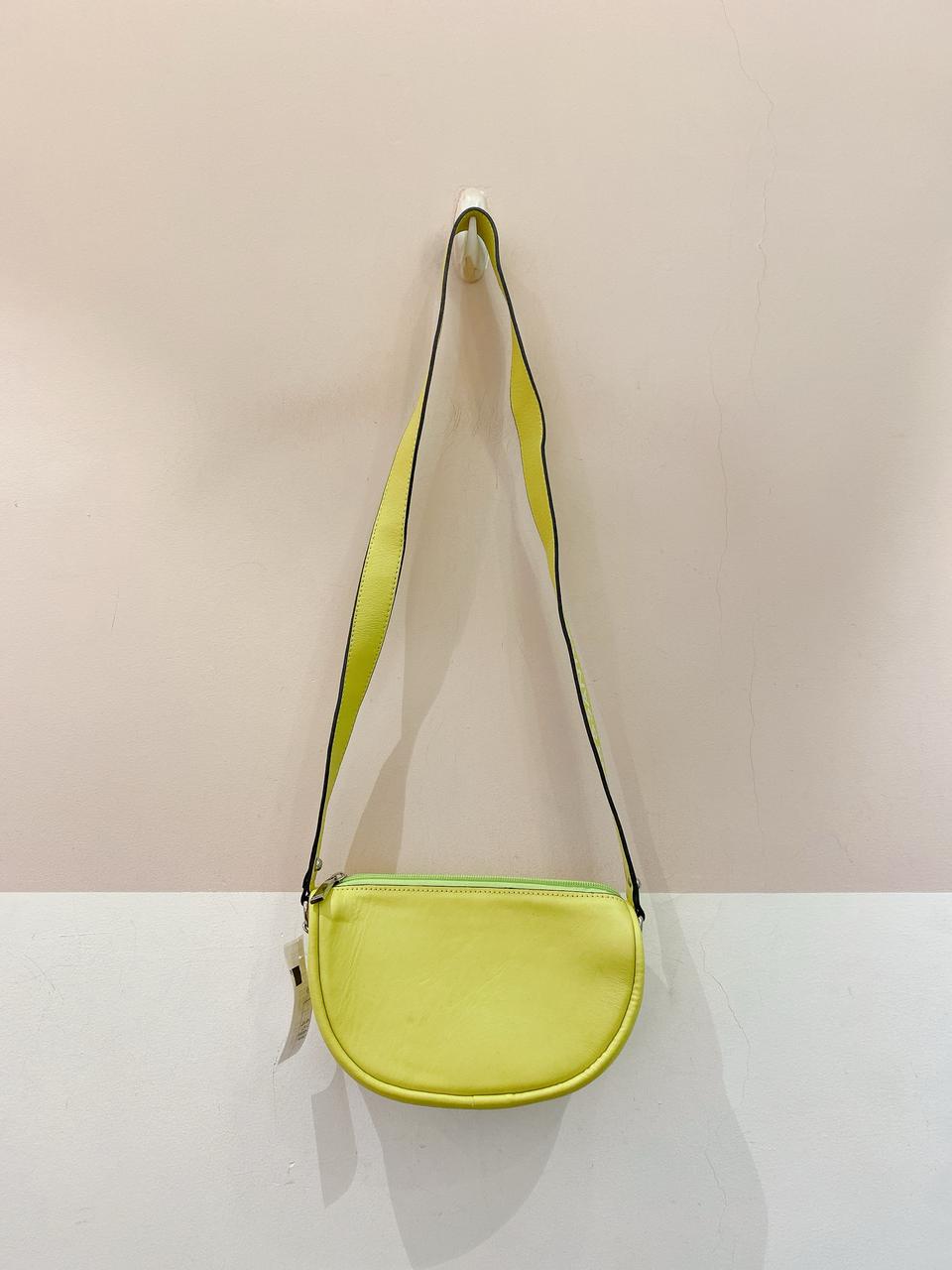 Bolsinha couro tiracolo lima Loucos e Santos - Imagem 2