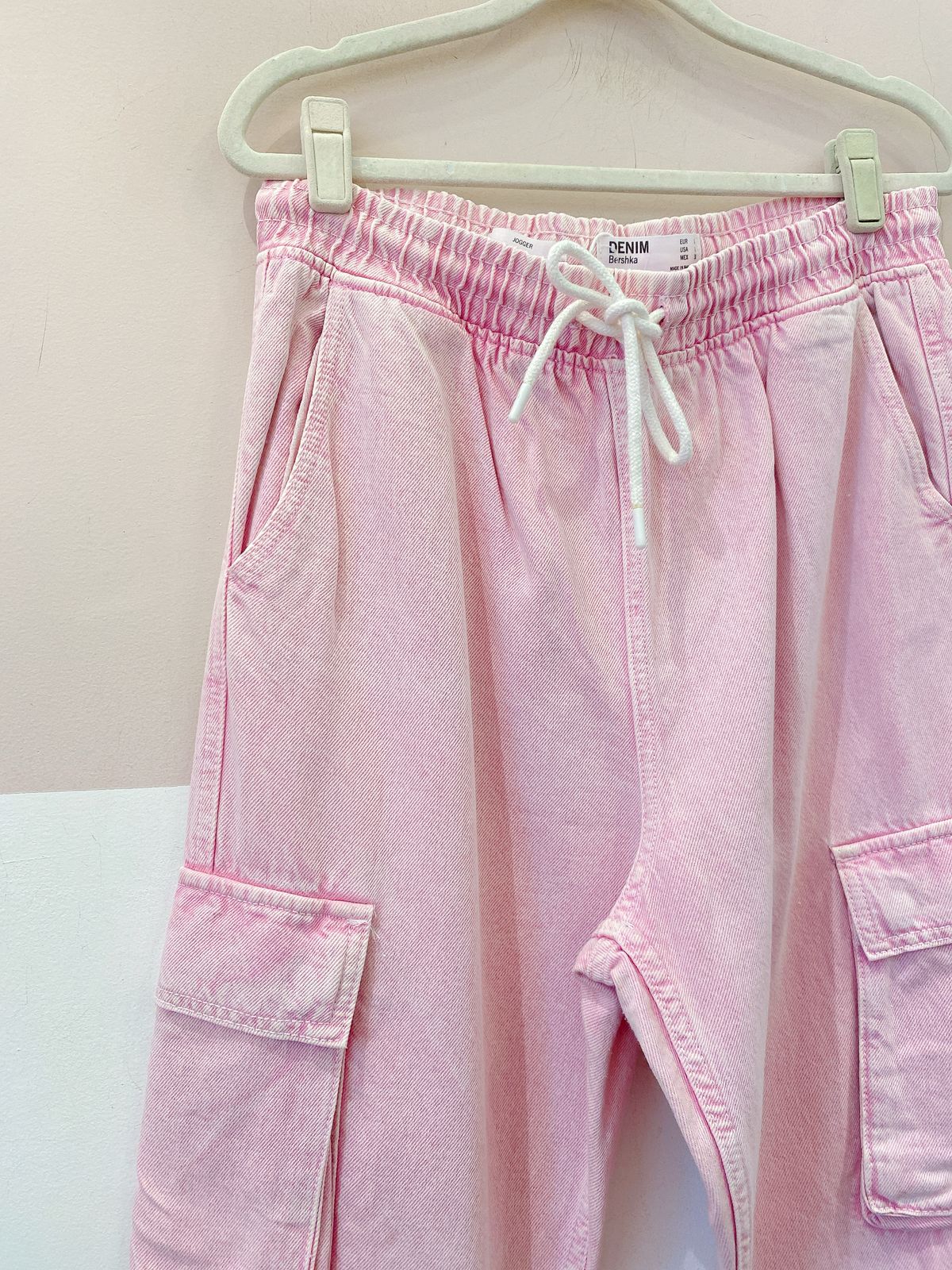 Calça jogger sarja rosa bolsos Bershka G - Imagem 4