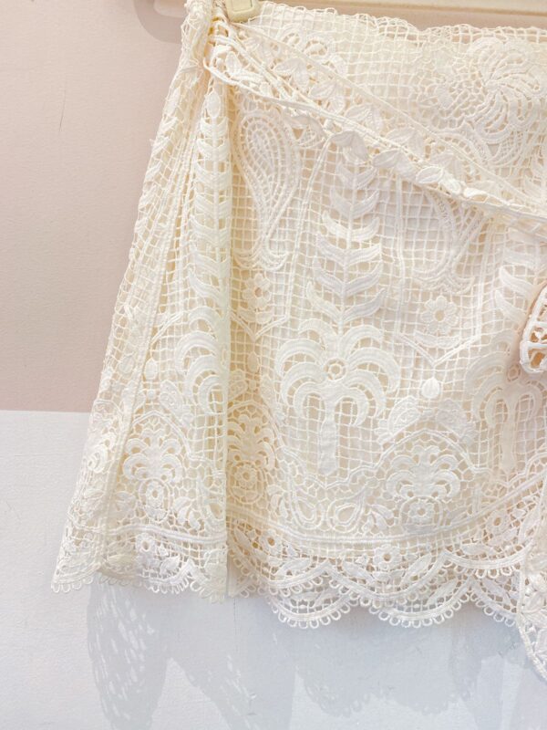 Short saia renda off white Farm G - Imagem 5