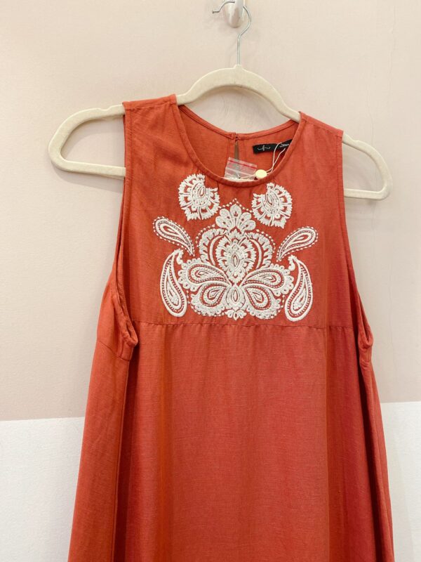 Vestido midi rosa antigo bordado Maria Filó M - Imagem 3