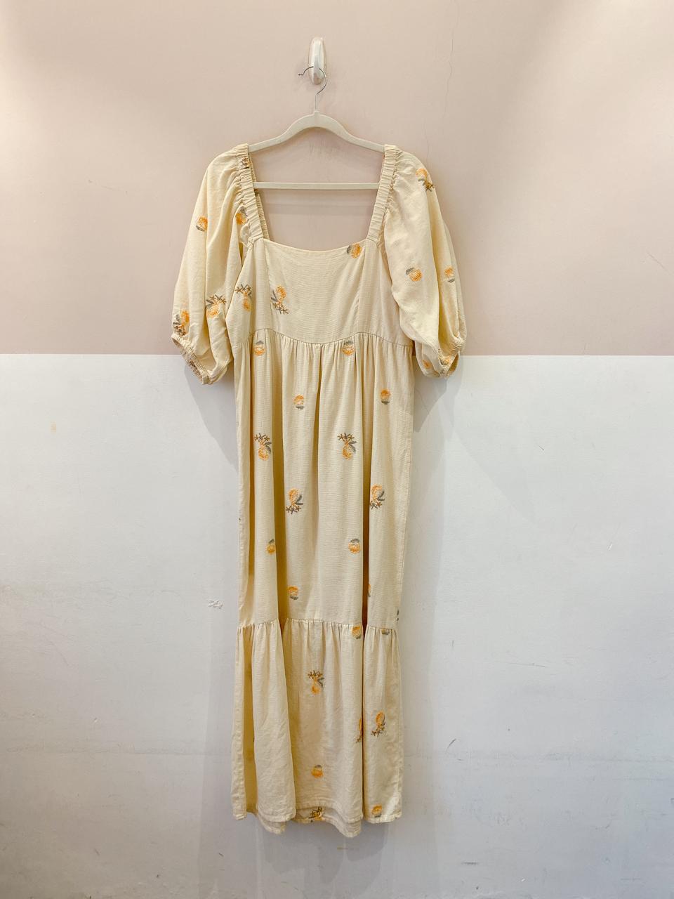 Vestido midi amarelo bordado Renner M - Imagem 2
