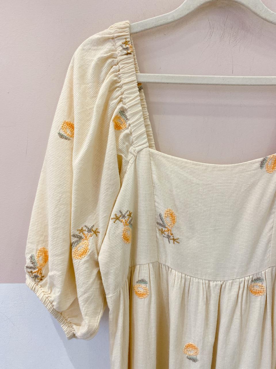 Vestido midi amarelo bordado Renner M - Imagem 4