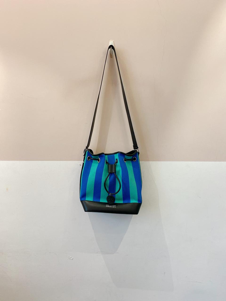 Bolsa listrada Charles & Keith - Imagem 2