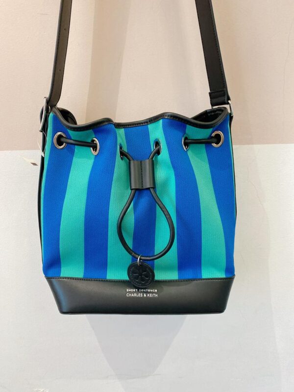 Bolsa listrada Charles & Keith - Imagem 3