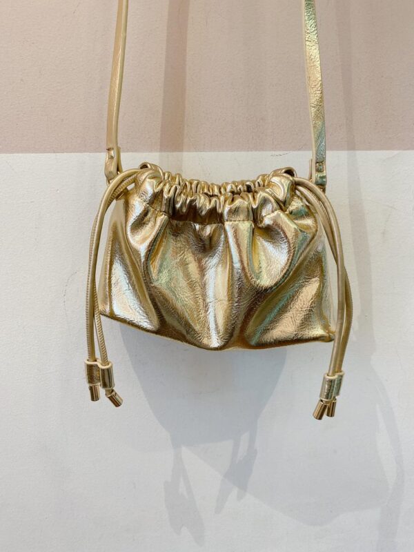 Bolsa tiracolo metálica dourada C&A - Imagem 3