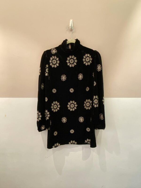 Vestido curto veludo bordado Zara P