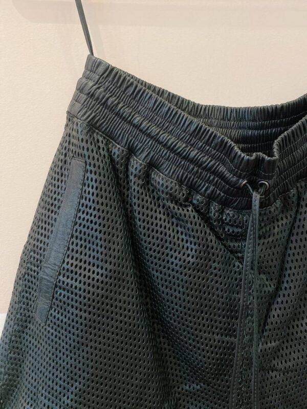 Short couro furadinho cós Carol Rossato 36 - Imagem 3